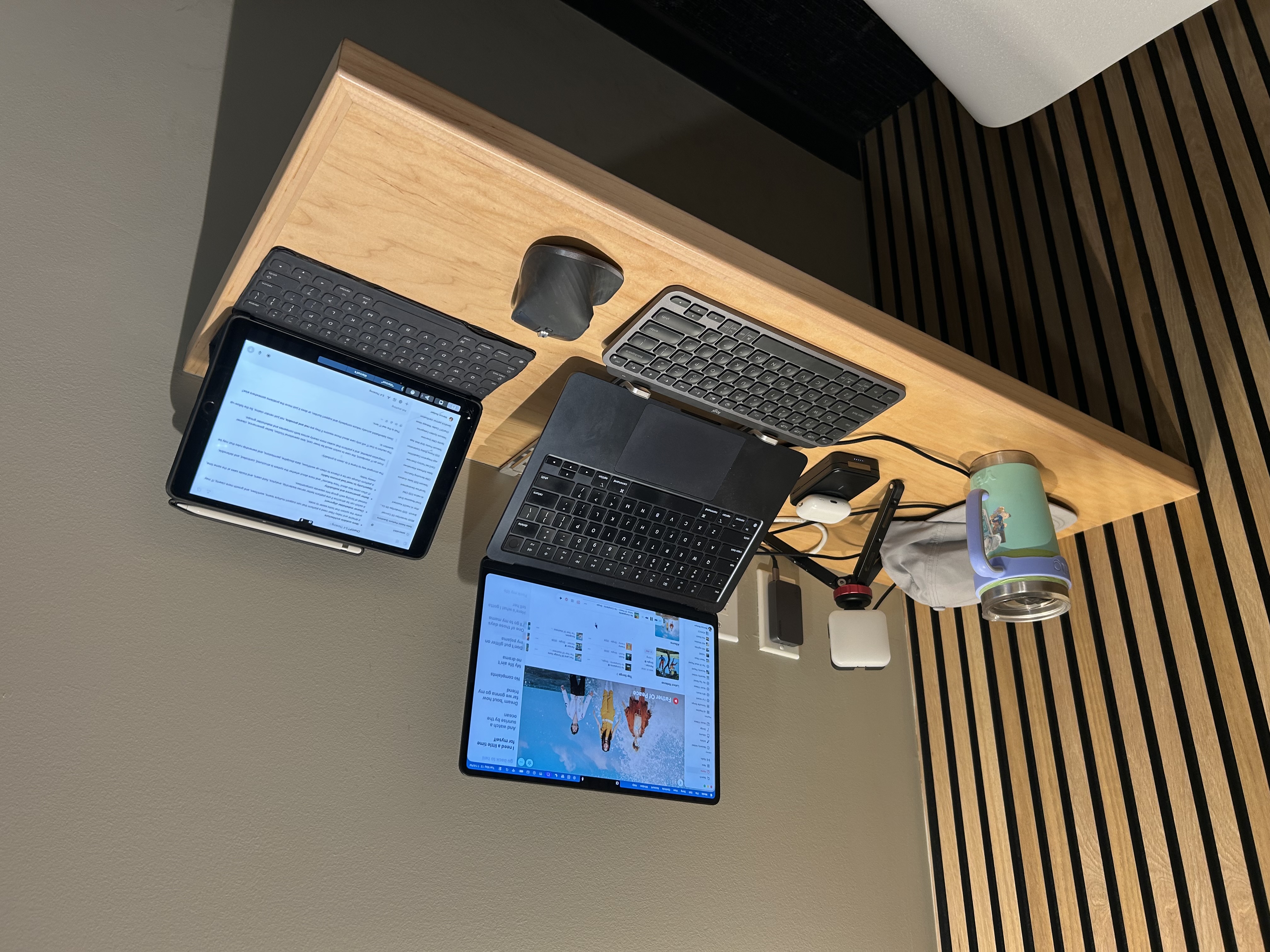 Typical mobile workstation setup — laptop, second screen, cables, and stands as loose parts